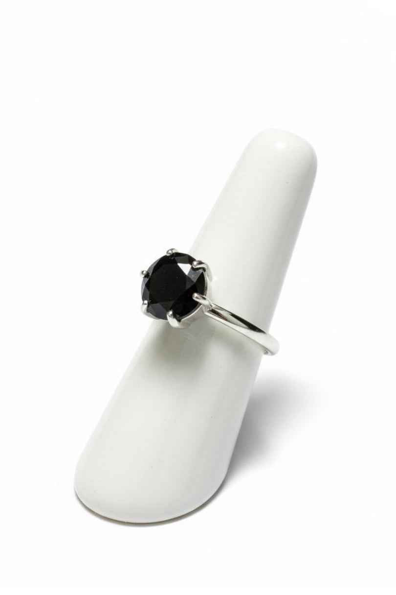 Anillo de plata con piedra negra elegante