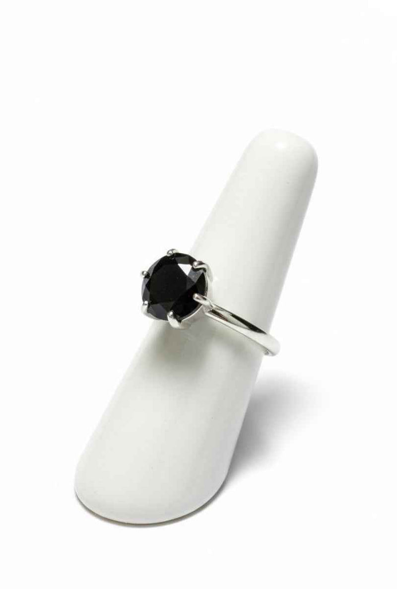 Anillo de plata con piedra negra elegante