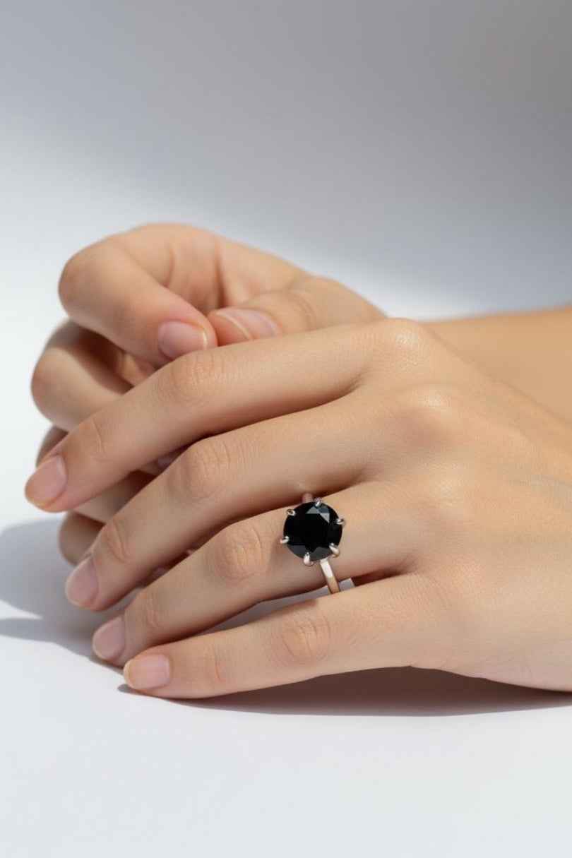 Anillo de plata con piedra negra elegante
