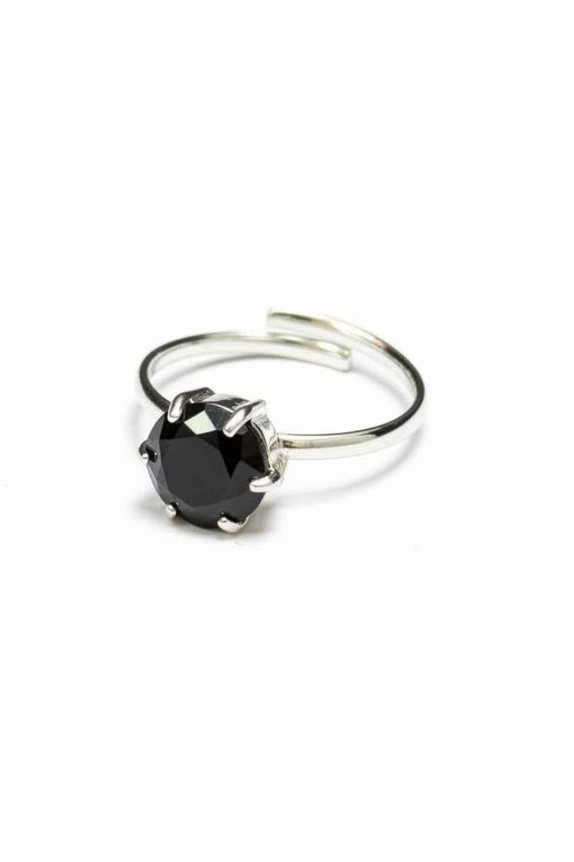 Anillo de plata con piedra negra elegante