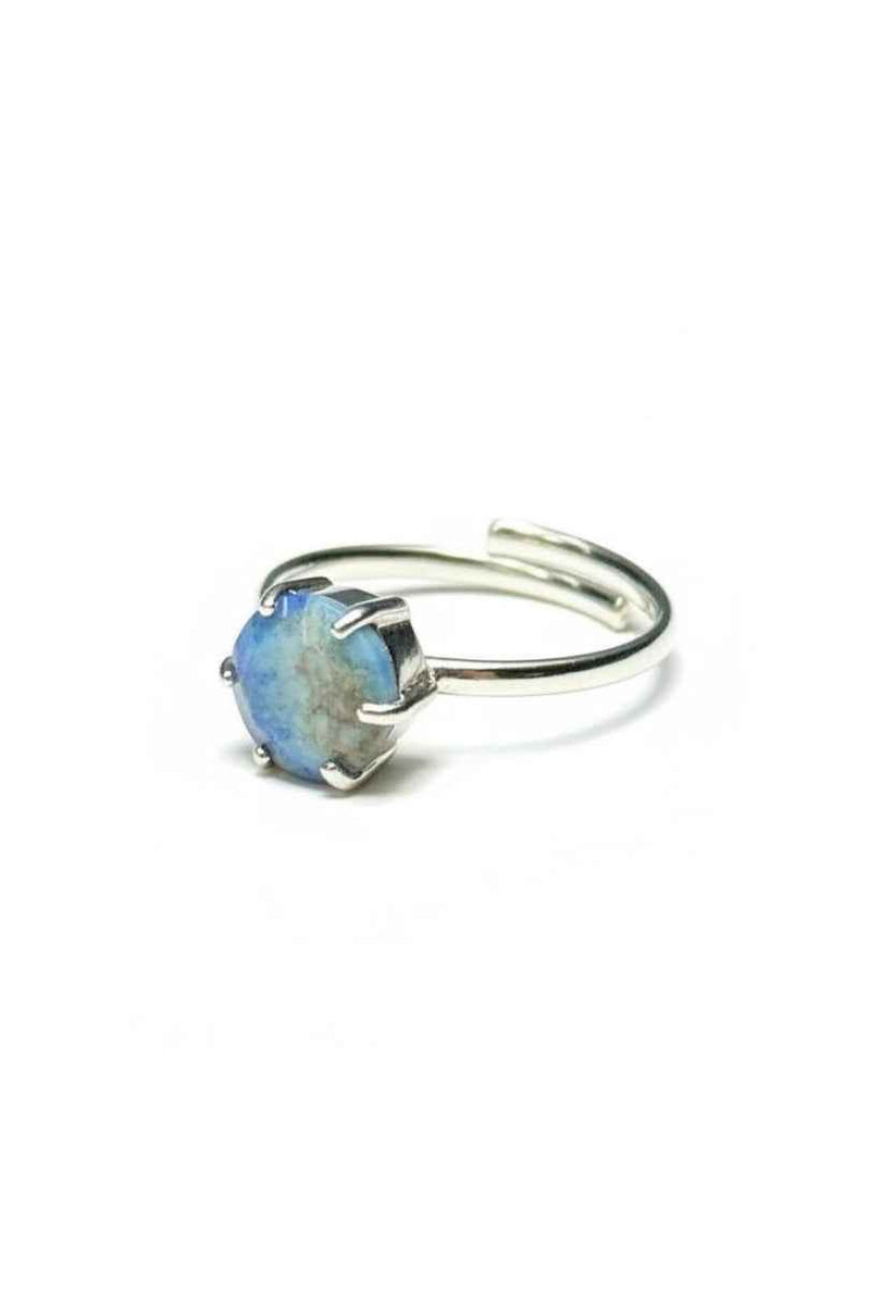 Anillo de plata con piedra azul natural