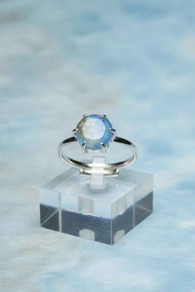 Anillo de plata con piedra azul natural