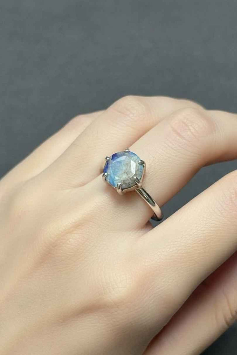 Anillo de plata con piedra azul natural