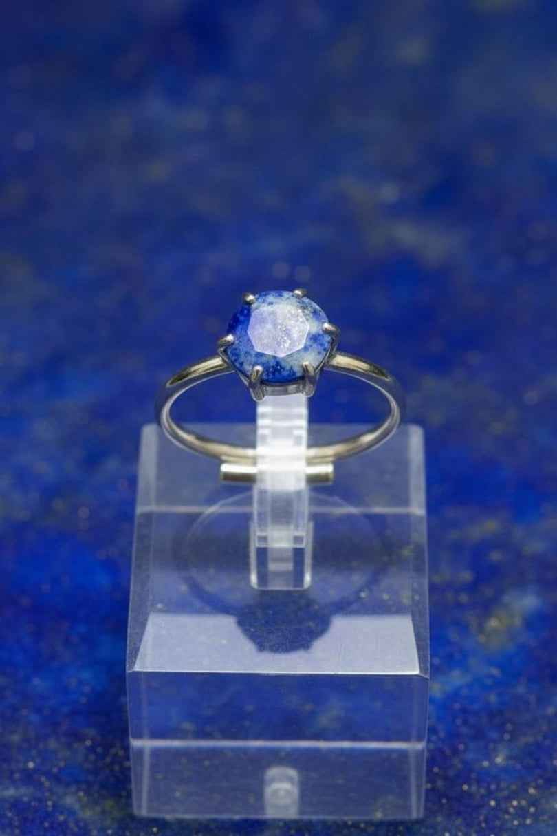 Anillo de plata con piedra azul celestial