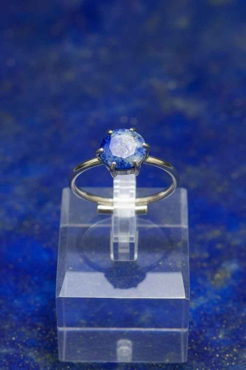 Anillo de plata con piedra azul celestial
