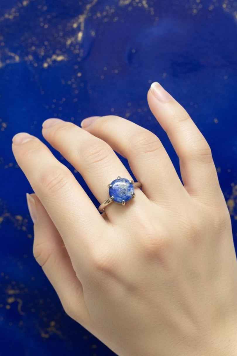 Anillo de plata con piedra azul celestial