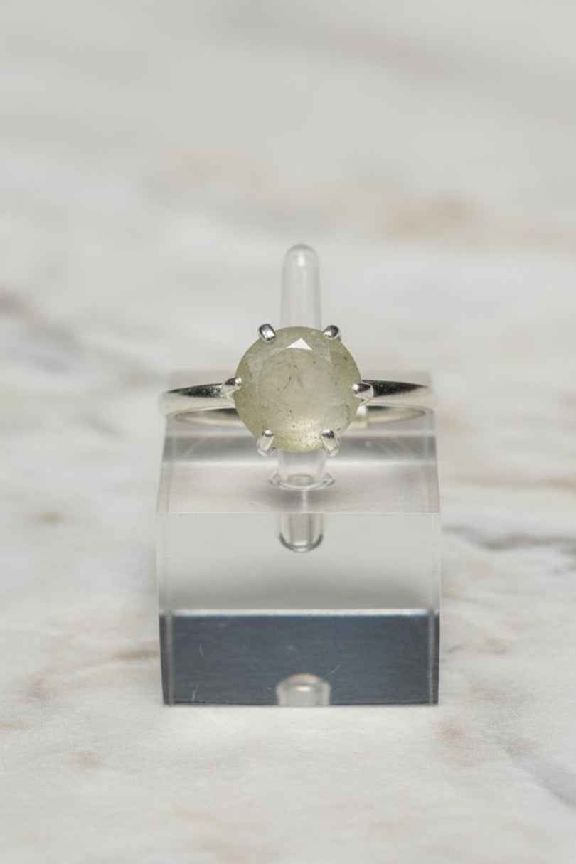 Anillo de plata con piedra gris natural