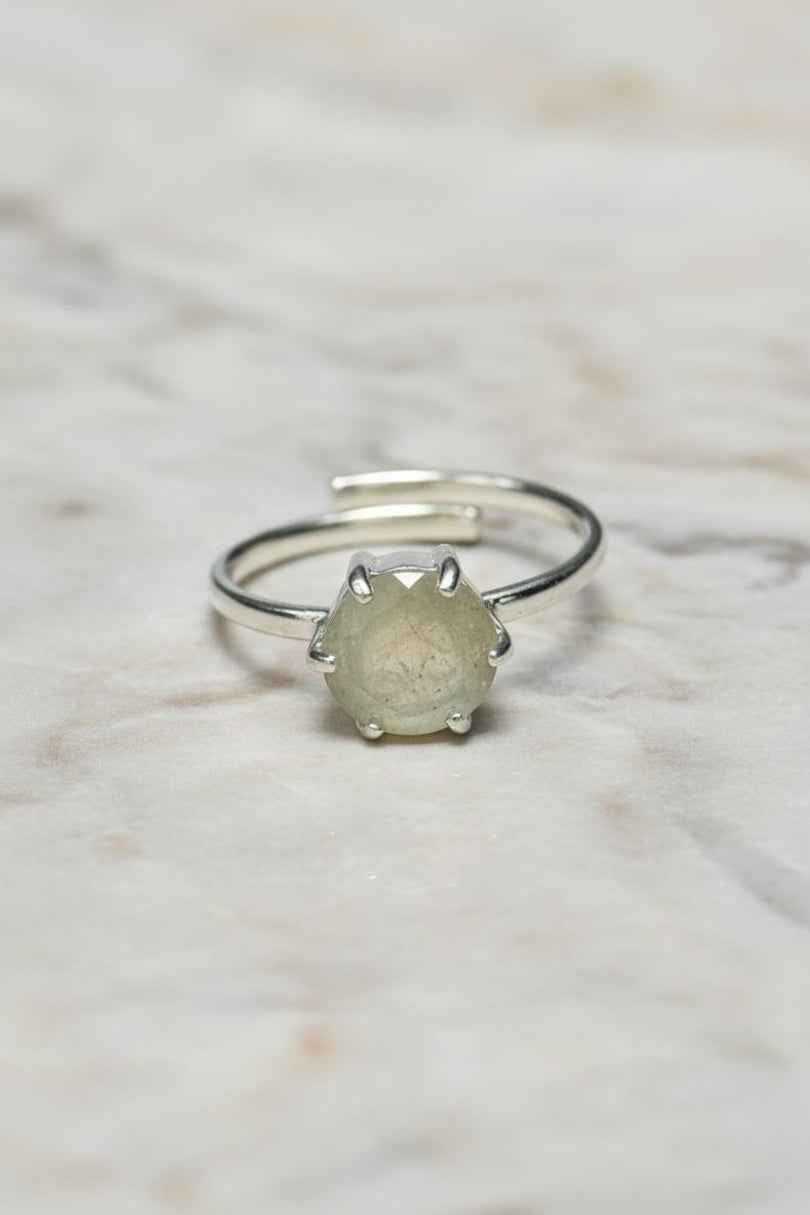 Anillo de plata con piedra gris natural