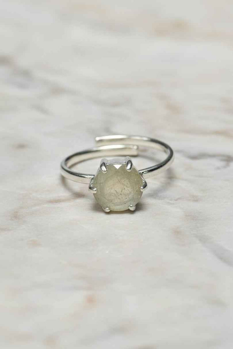 Anillo de plata con piedra gris natural