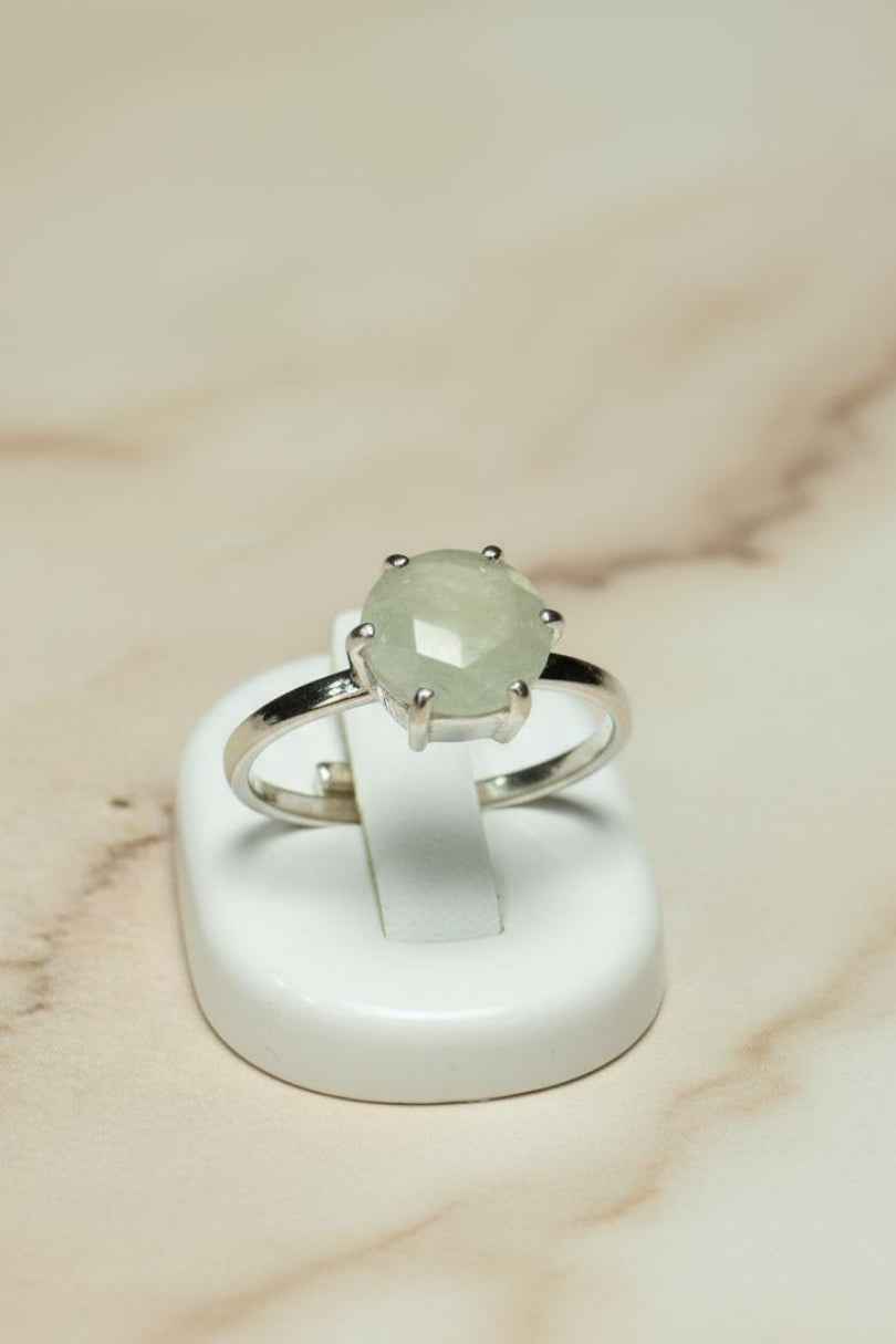 Anillo de plata con piedra gris natural