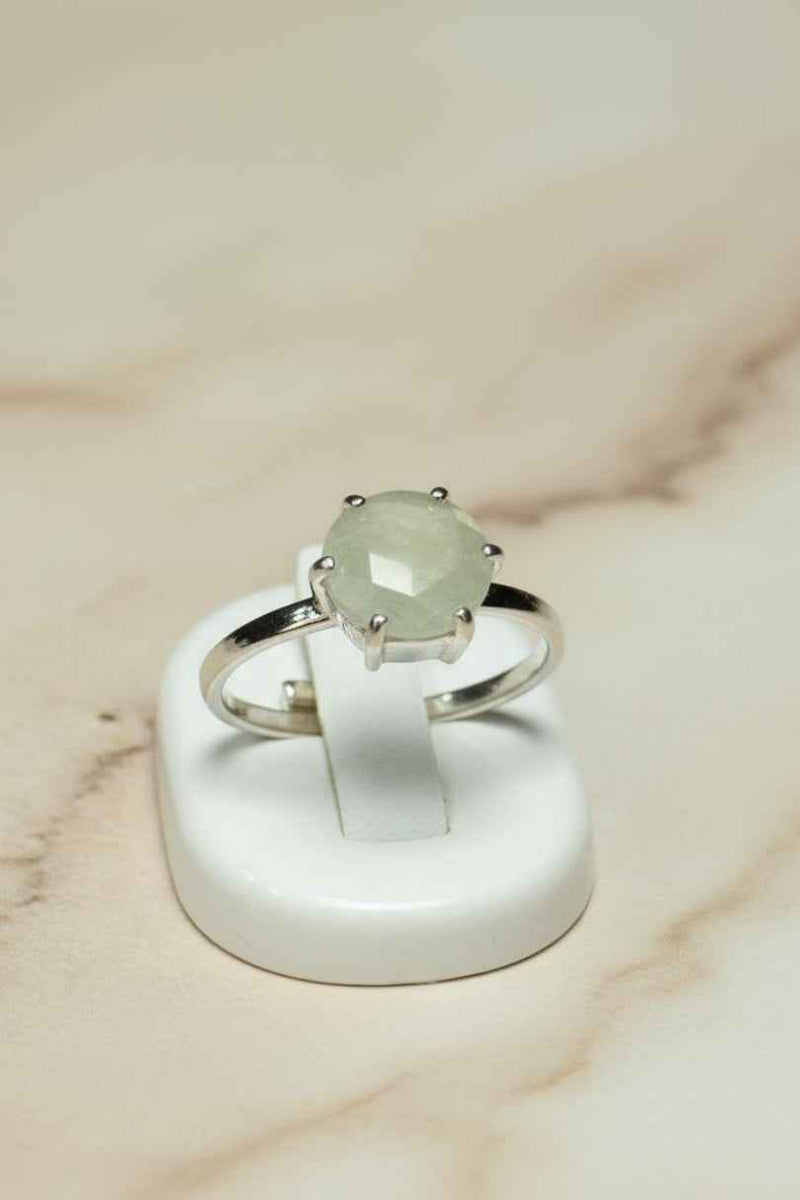 Anillo de plata con piedra gris natural