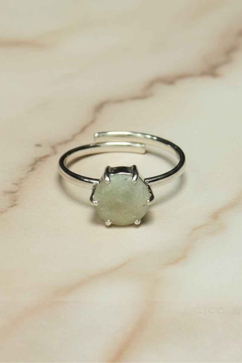 Anillo de plata con piedra gris natural