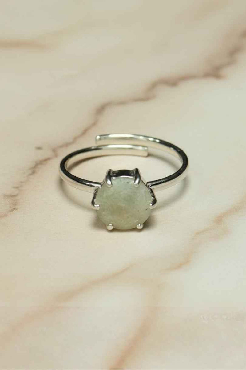 Anillo de plata con piedra gris natural