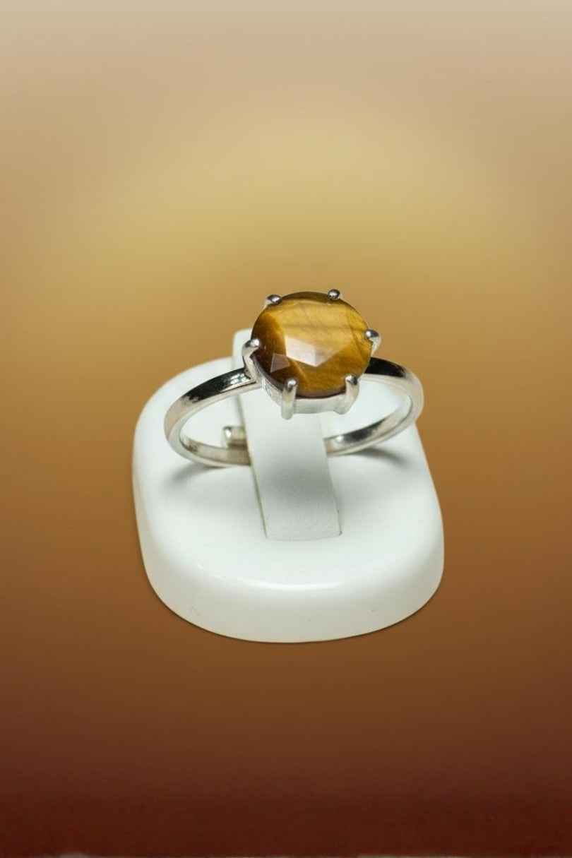 Anillo de plata con piedra ojo de tigre