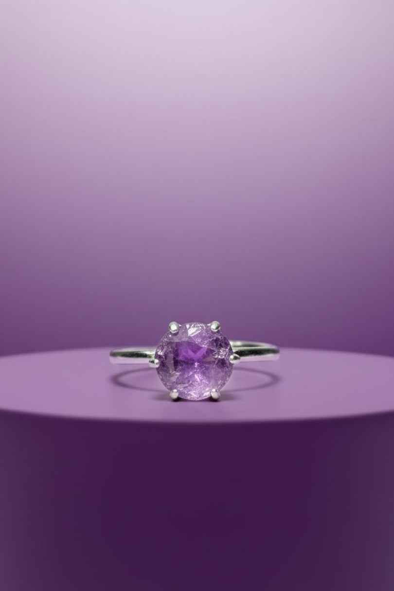 Anillo de plata con piedra amatista natural