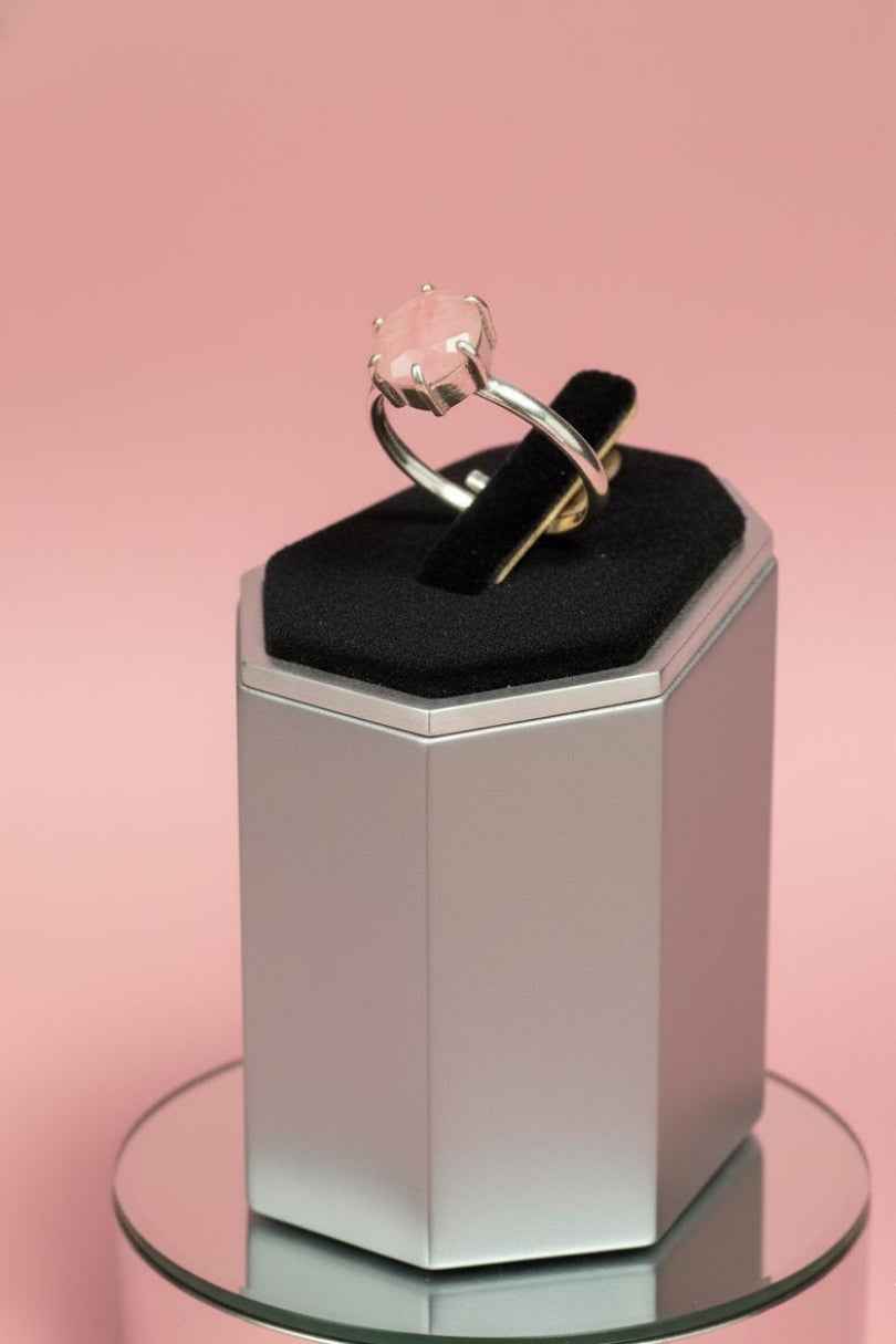Anillo de plata con piedra rosa natural