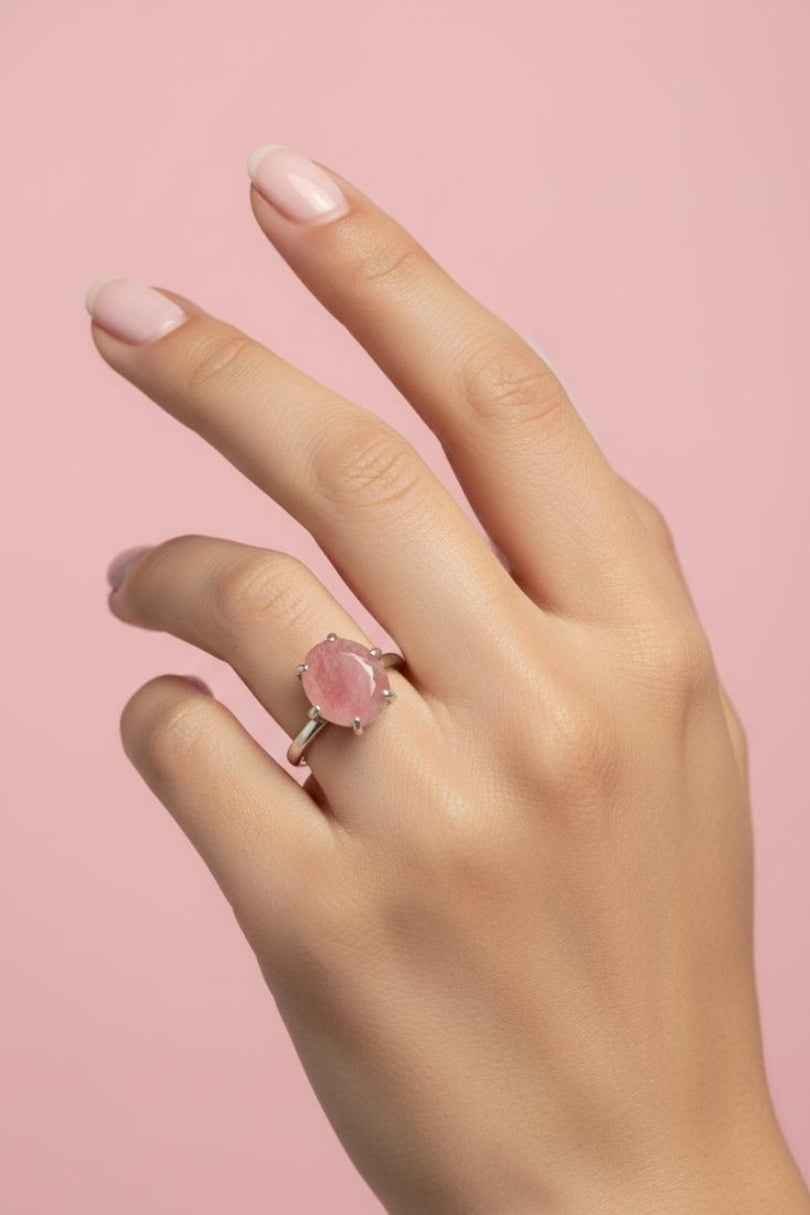 Anillo de plata con piedra rosa natural