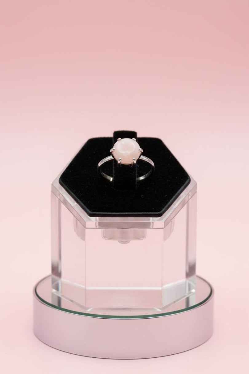 Anillo de plata con piedra rosa natural