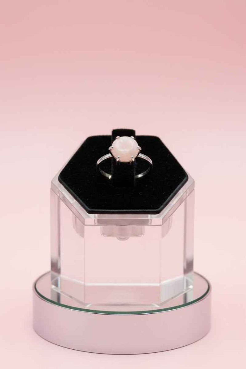 Anillo de plata con piedra rosa natural