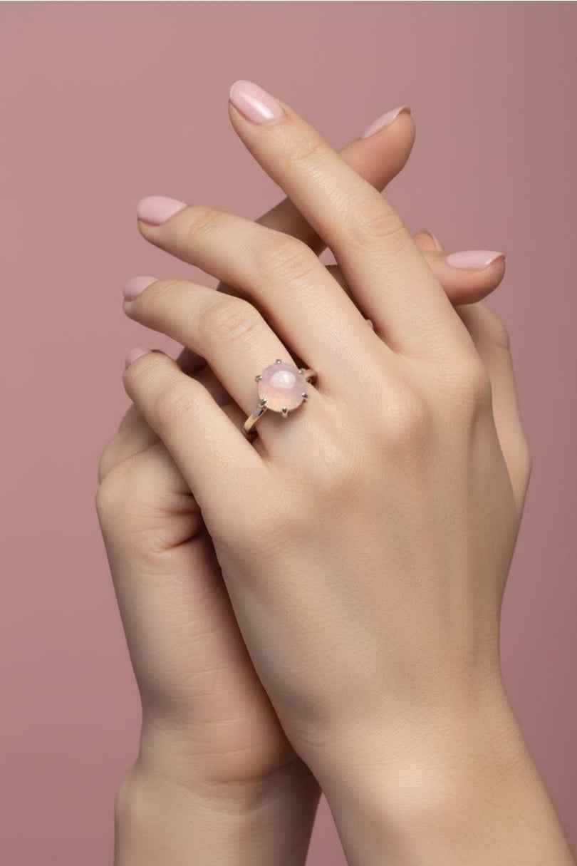 Anillo de plata con piedra rosa natural