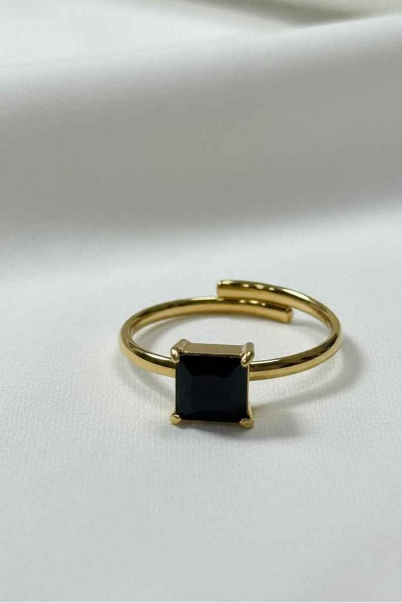 Anillo dorado con piedra negra cuadrada