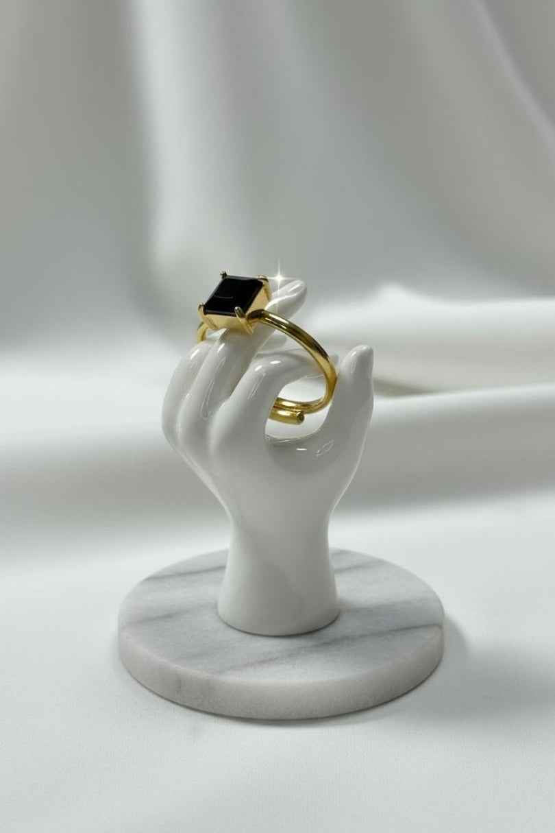 Anillo dorado con piedra negra cuadrada