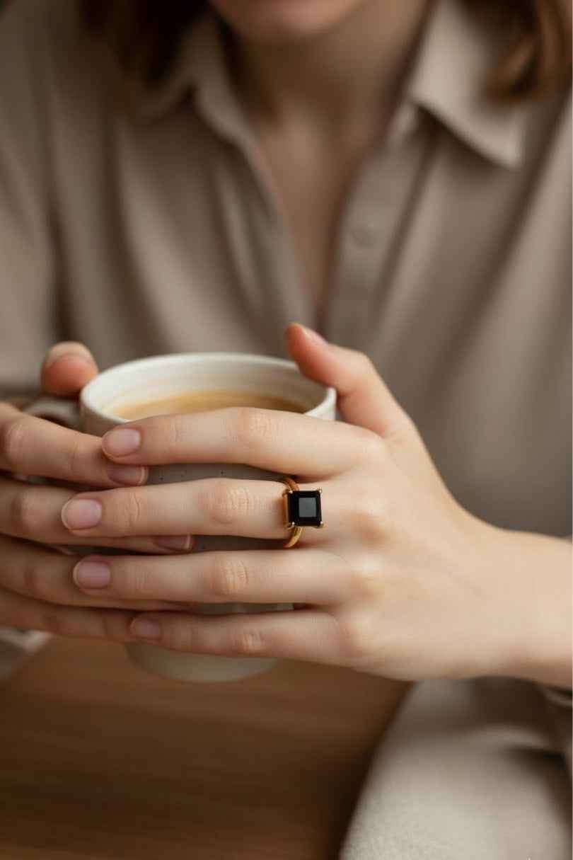 Anillo dorado con piedra negra cuadrada