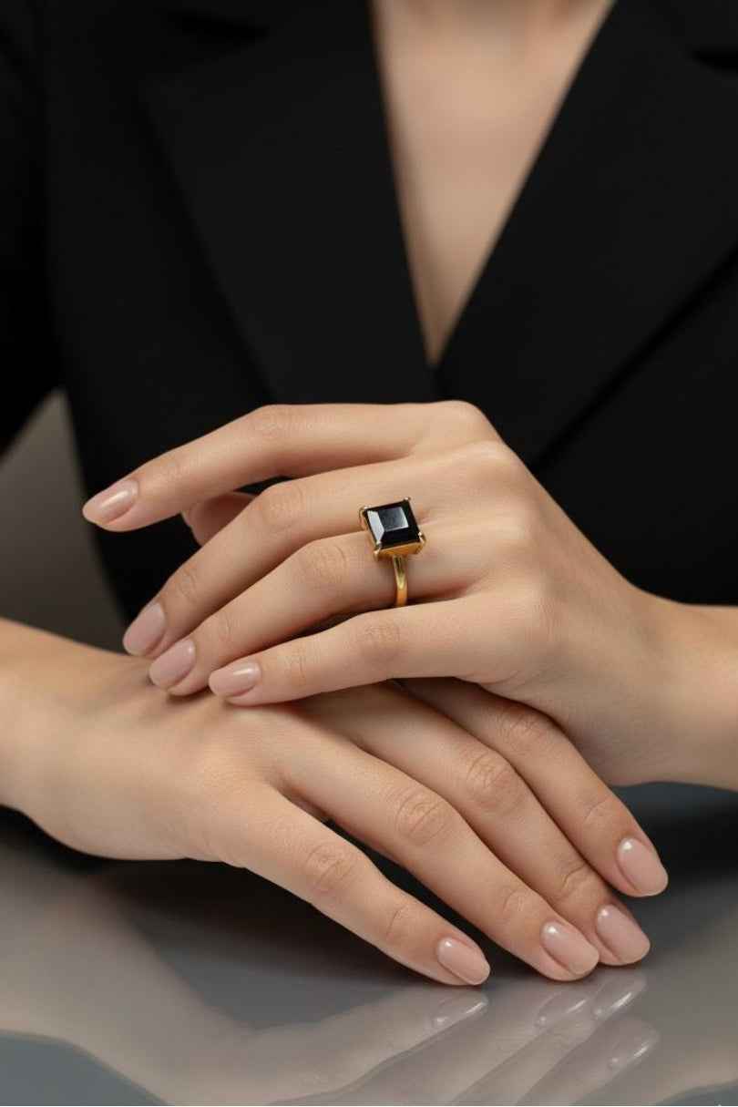 Anillo dorado con piedra negra cuadrada