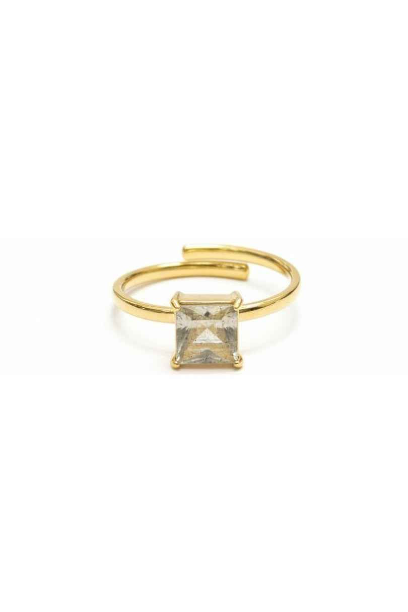 Anillo dorado con piedra transparente cuadrada