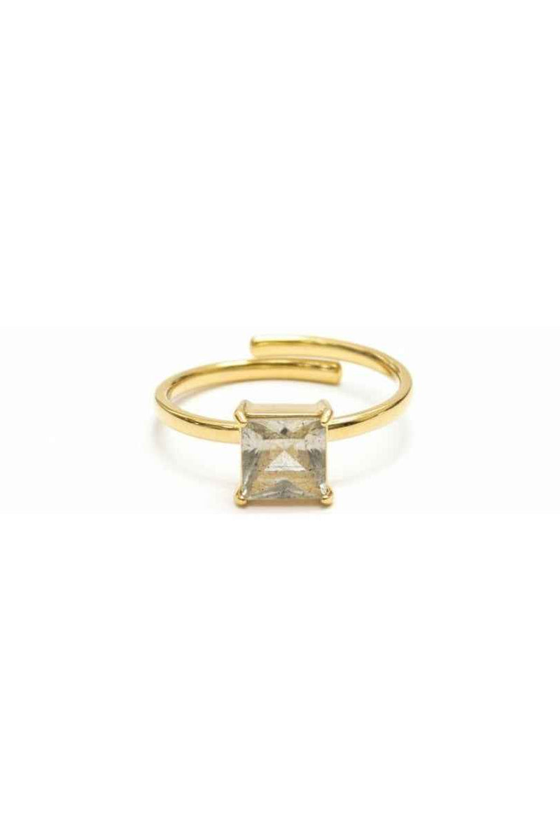 Anillo dorado con piedra transparente cuadrada