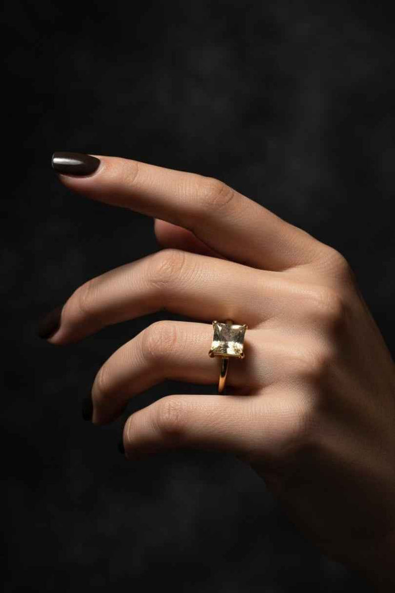 Anillo dorado con piedra transparente cuadrada