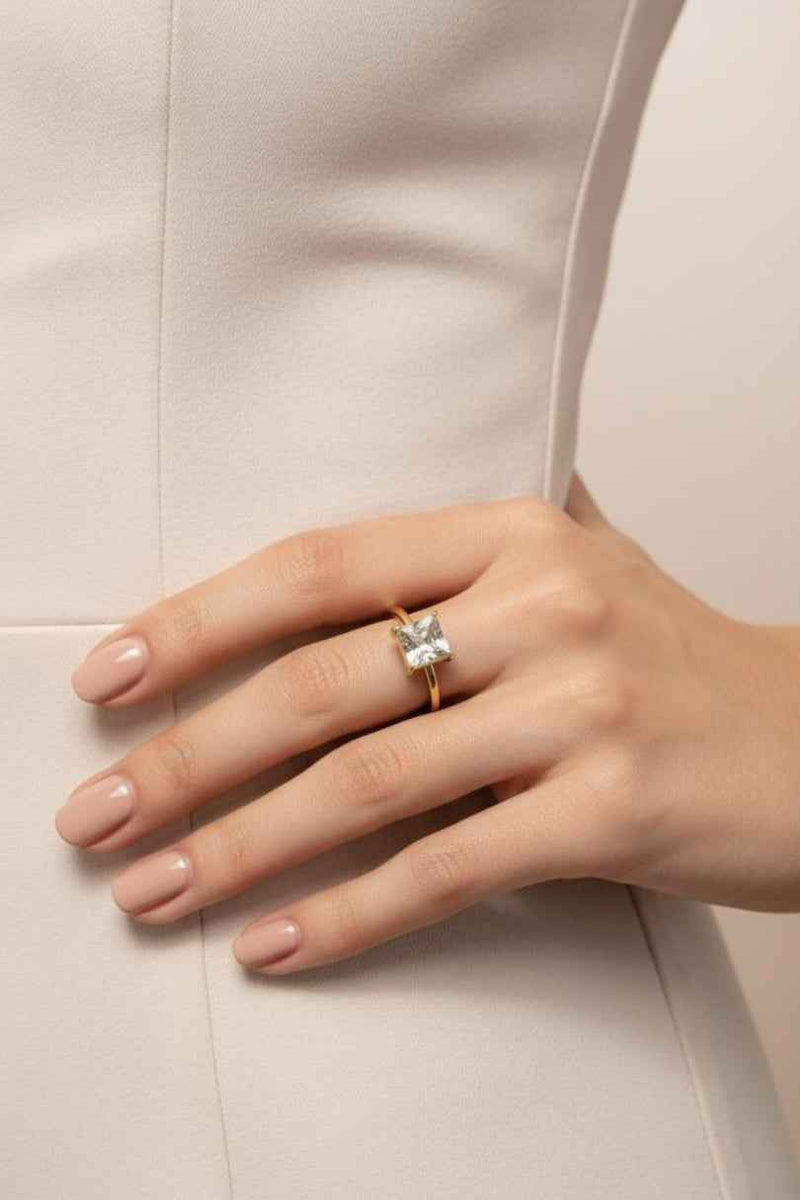 Anillo dorado con piedra transparente cuadrada