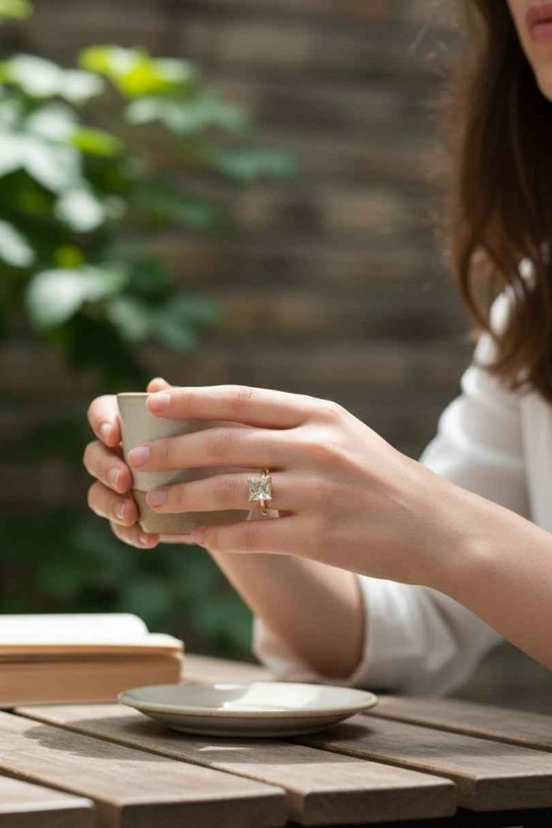Anillo dorado con piedra transparente cuadrada