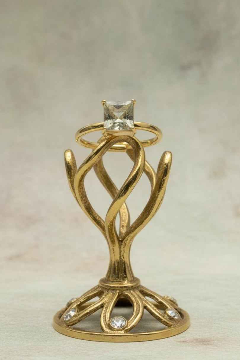 Anillo dorado con piedra transparente cuadrada