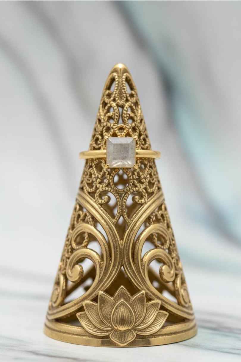 Anillo dorado con piedra transparente cuadrada