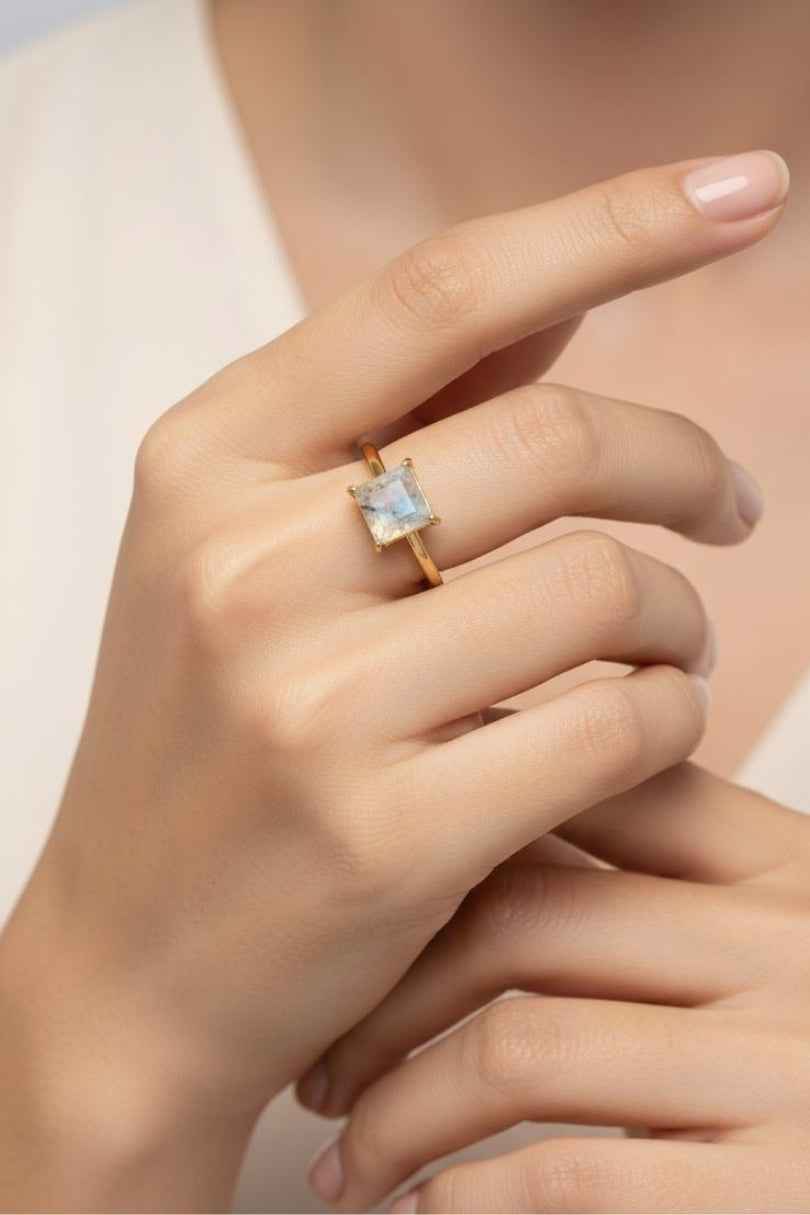 Anillo dorado con piedra transparente cuadrada