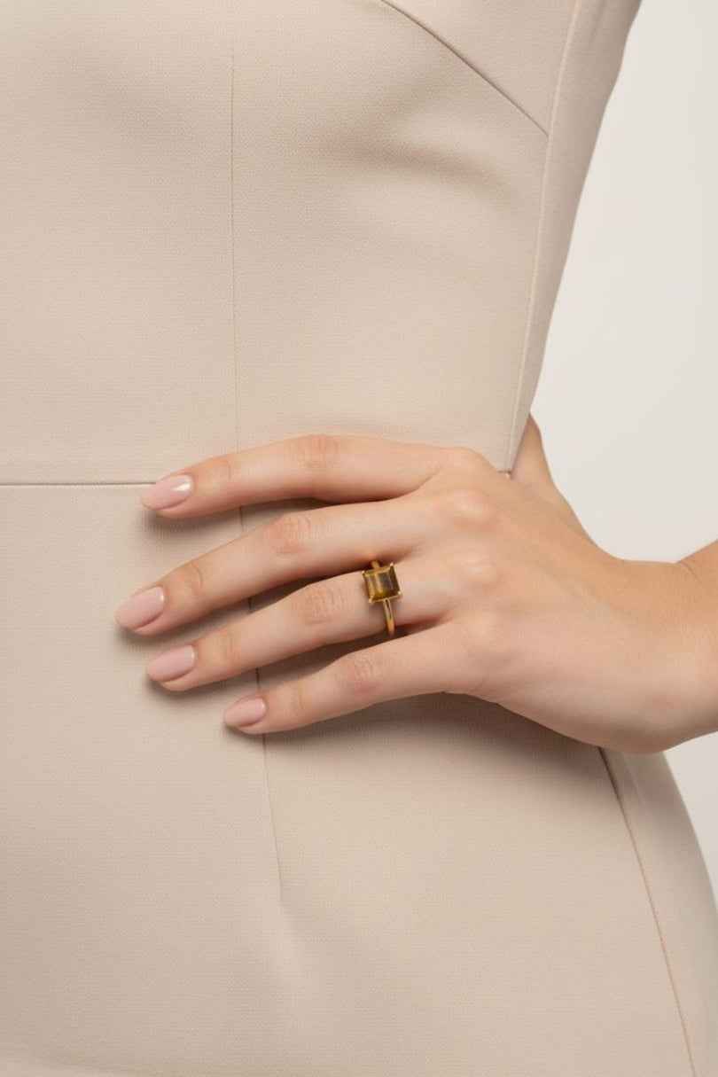 Anillo dorado con piedra ojo de tigre cuadrada