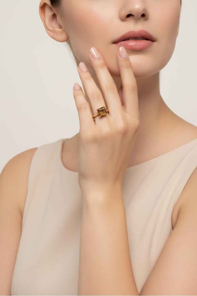 Anillo dorado con piedra ojo de tigre cuadrada
