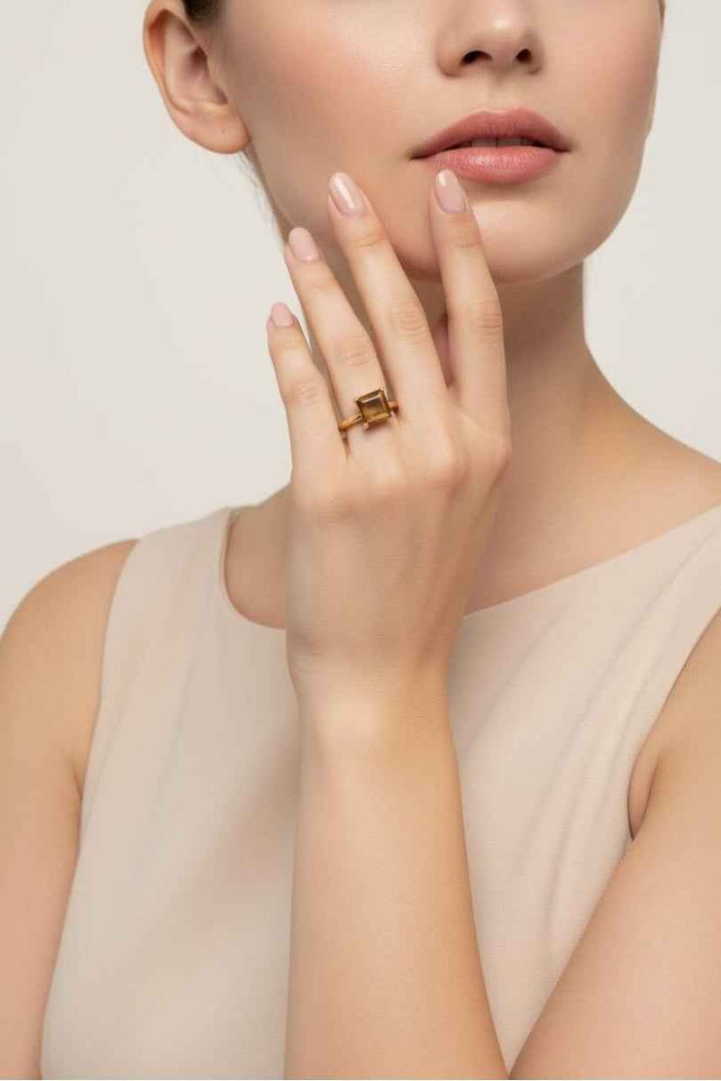 Anillo dorado con piedra ojo de tigre cuadrada