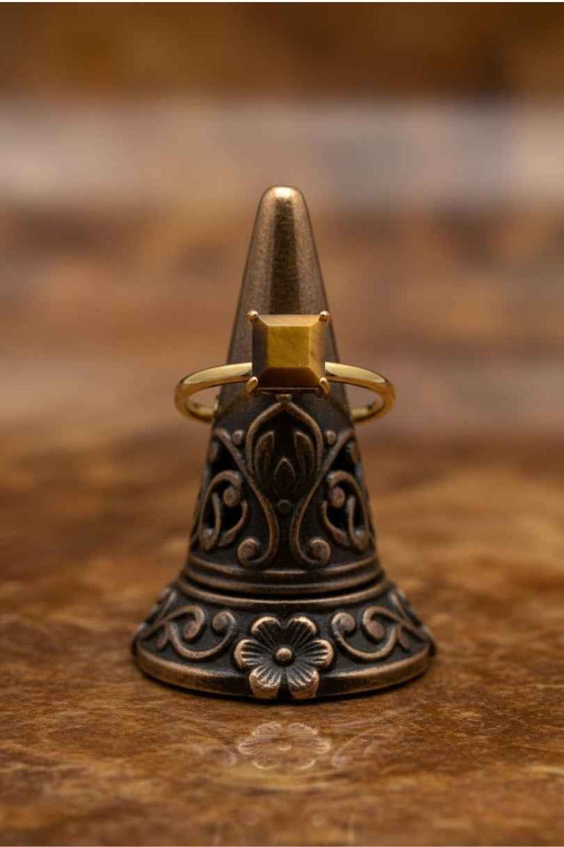 Anillo dorado con piedra ojo de tigre cuadrada