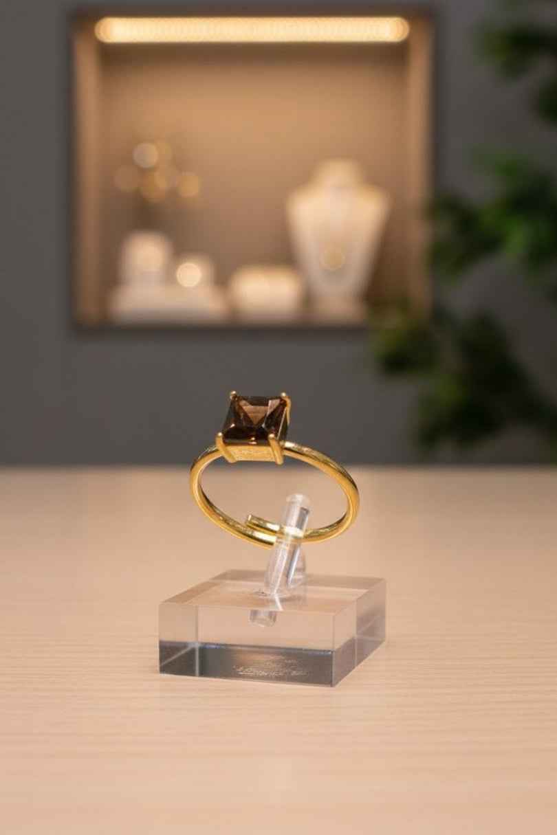Anillo dorado con piedra marrón cuadrada