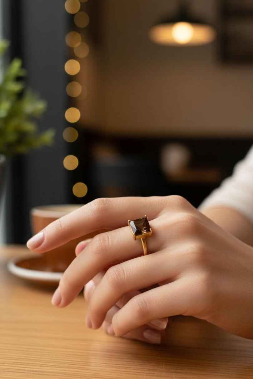 Anillo dorado con piedra marrón cuadrada