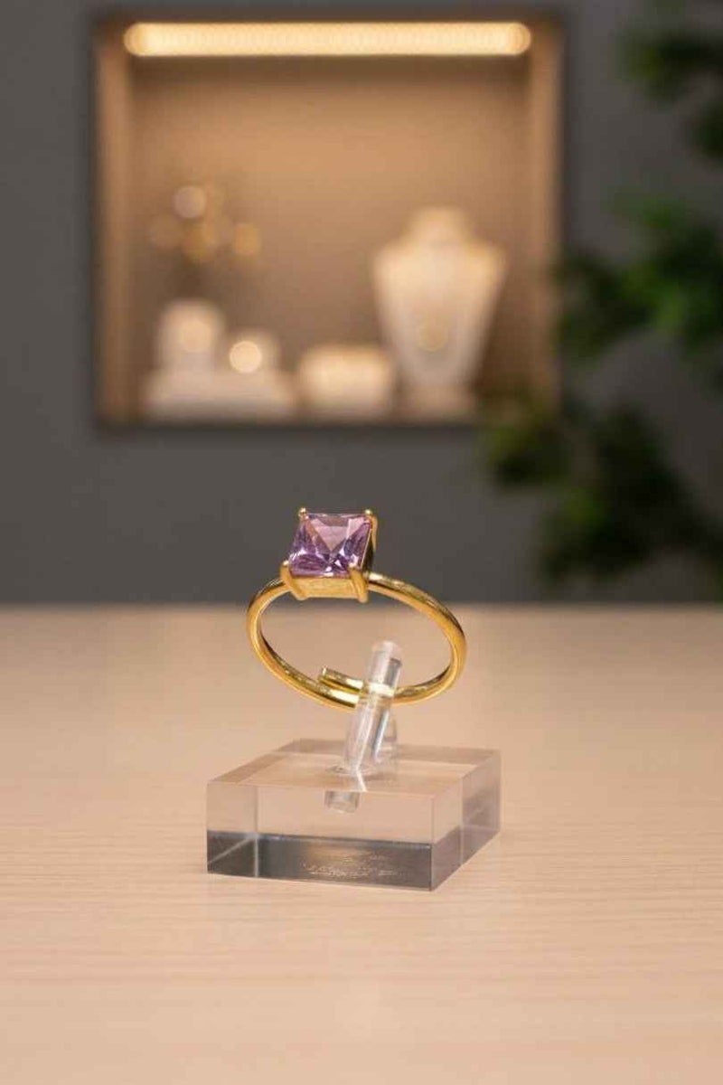 Anillo dorado con piedra lila cuadrada