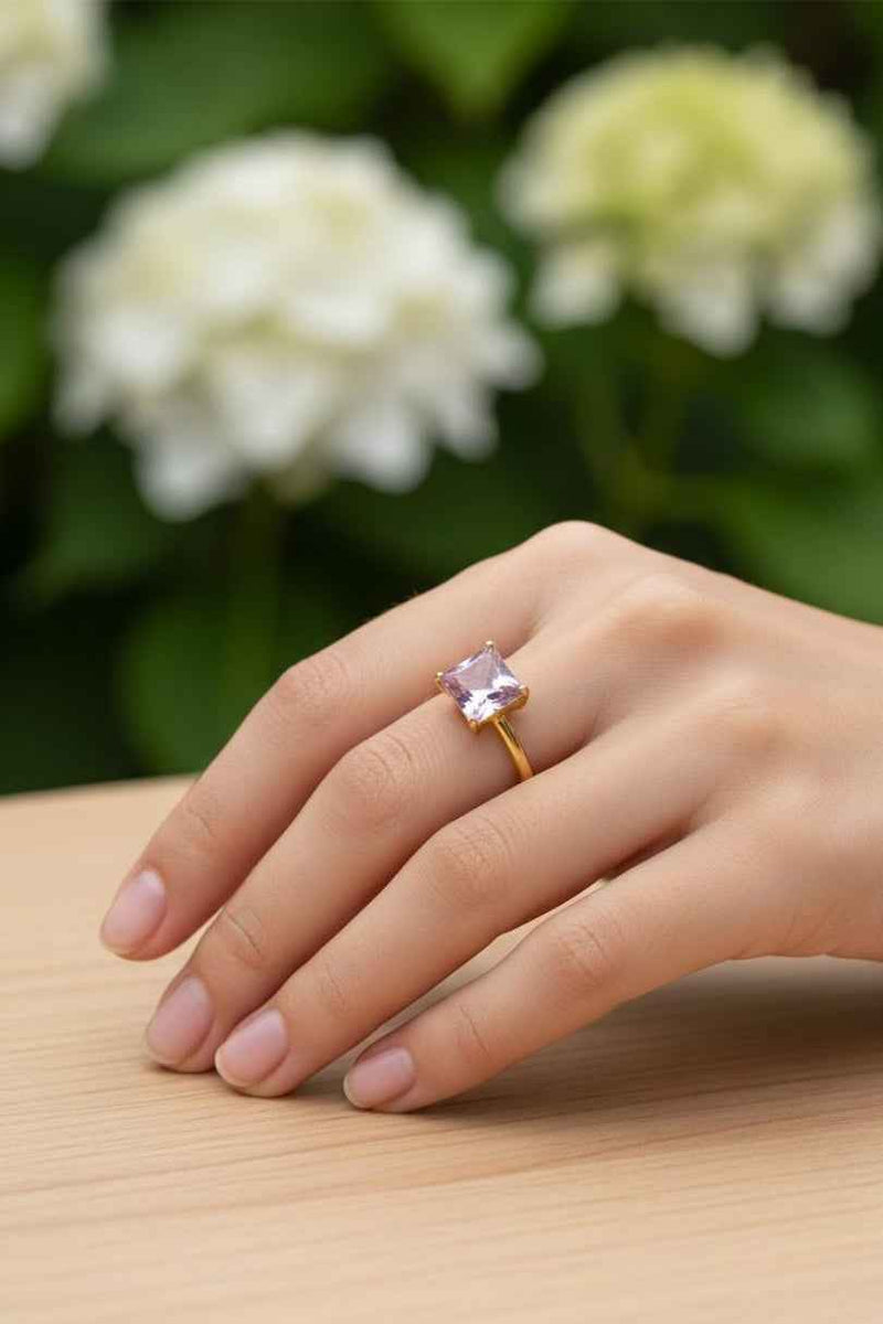Anillo dorado con piedra lila cuadrada