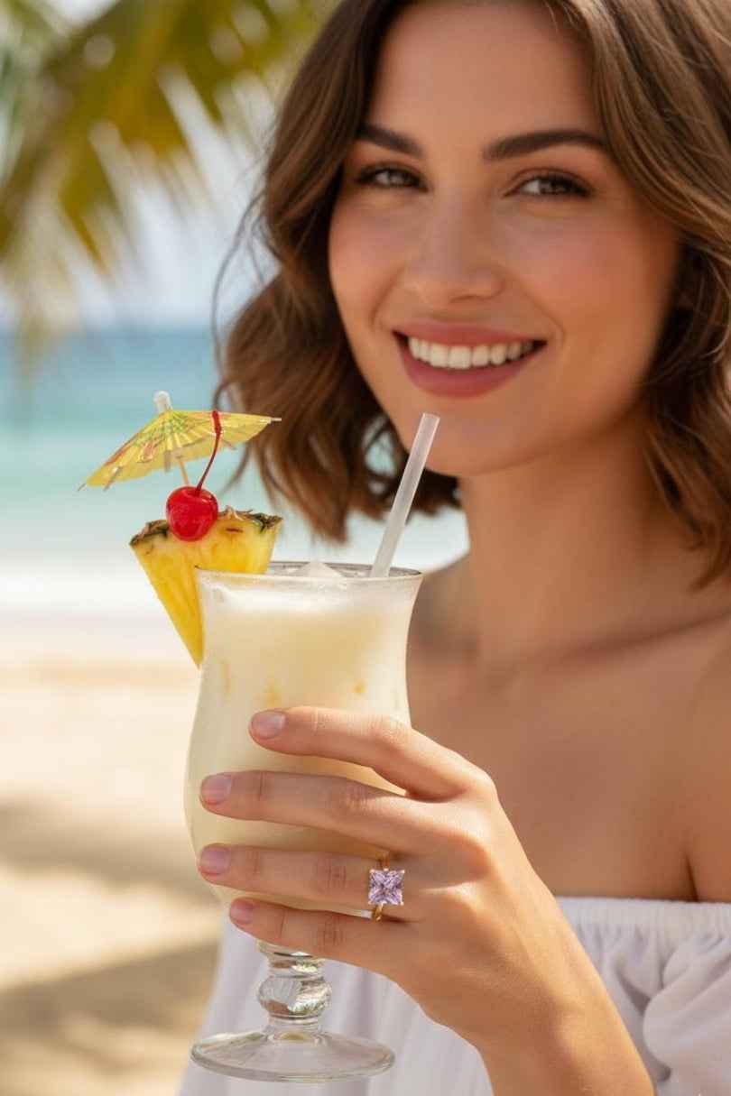 Anillo dorado con piedra lila cuadrada