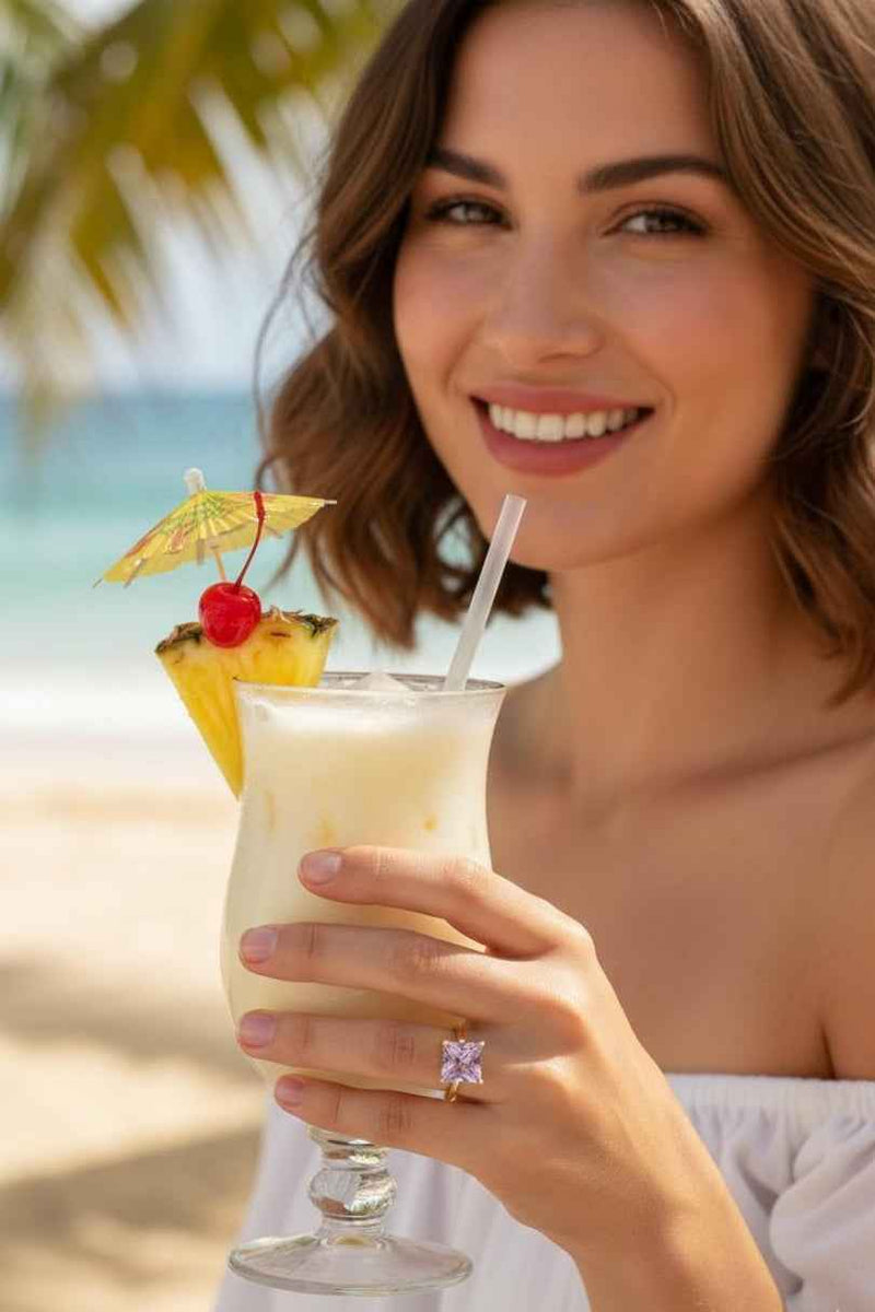 Anillo dorado con piedra lila cuadrada