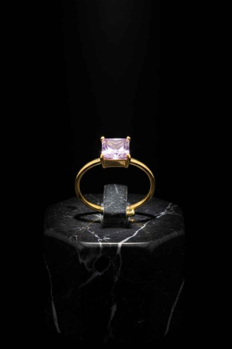 Anillo dorado con piedra lila cuadrada