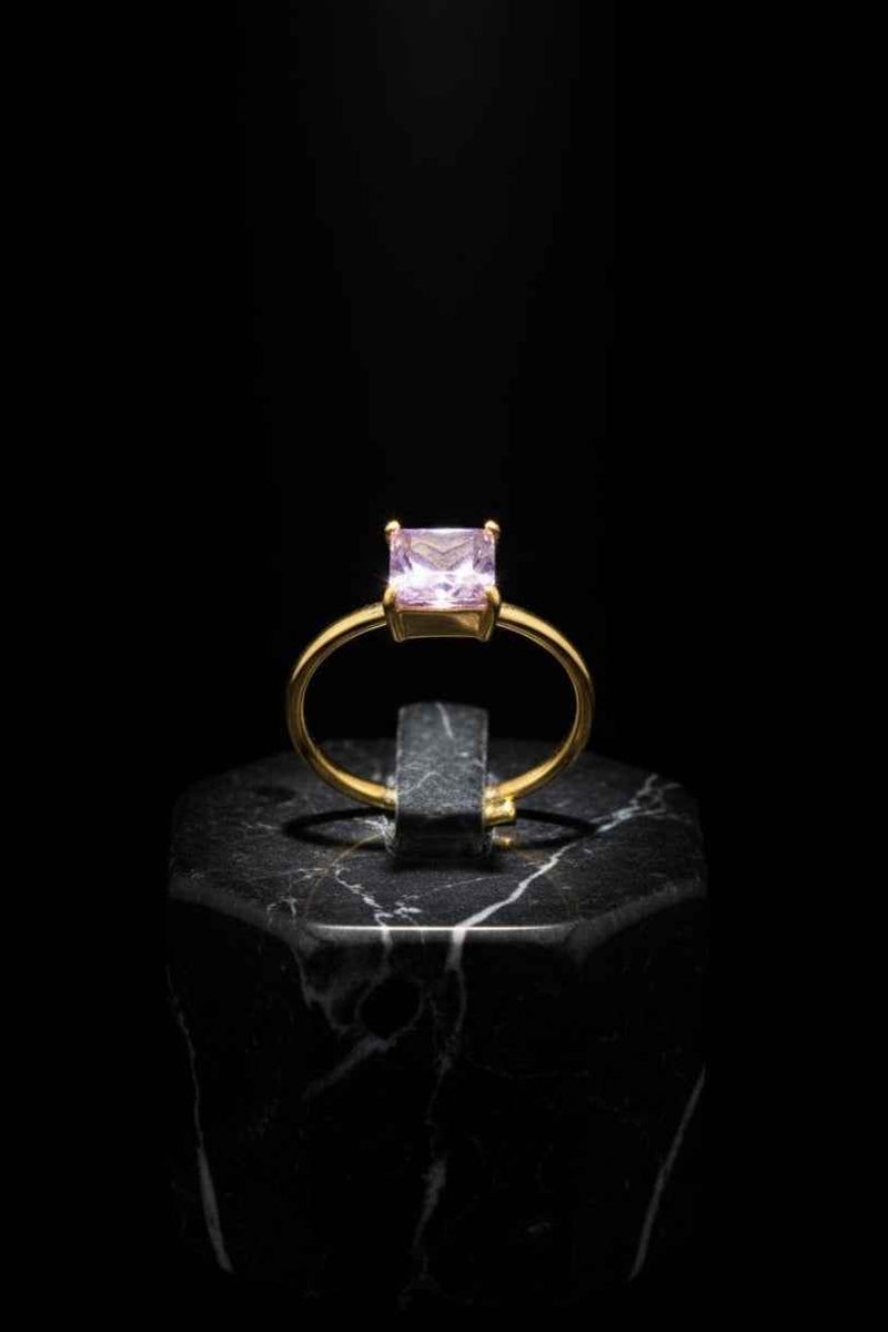 Anillo dorado con piedra lila cuadrada
