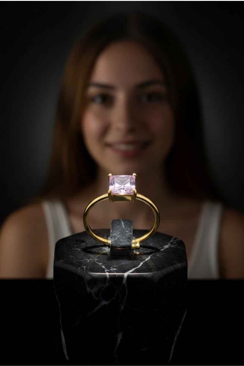 Anillo dorado con piedra lila cuadrada