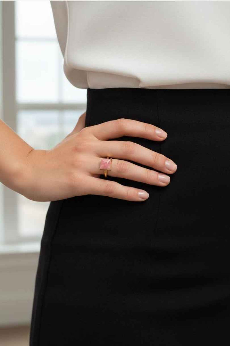 Anillo dorado con piedra rosa cuadrada
